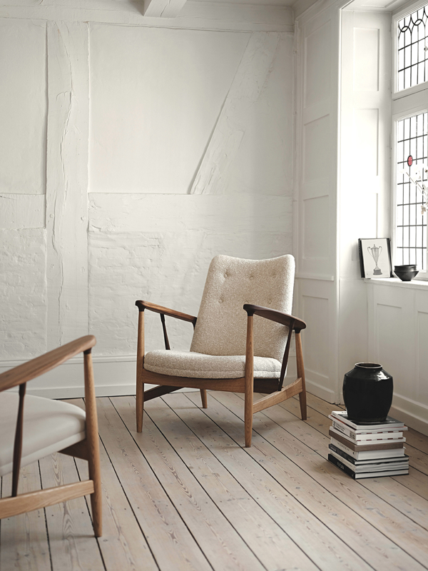 The Kettelhut Chair upholstered with "Zero" from Kvadrat / Sahco in the color '0001'. The wooden frame consists of a combination of solid oak and walnut.