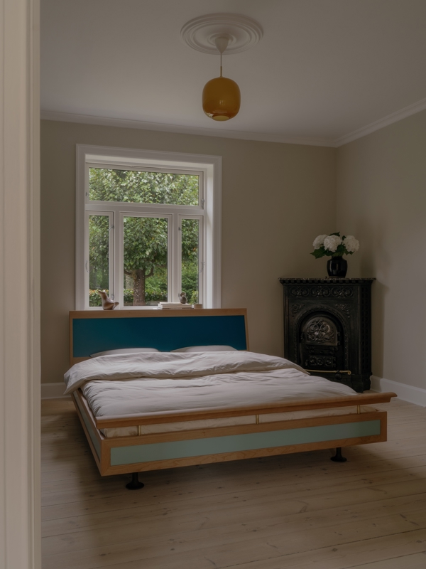The bed from 1961 has an organic frame and striking color fields, inspired by Goethe's color theory and its warm and cool spectrum.