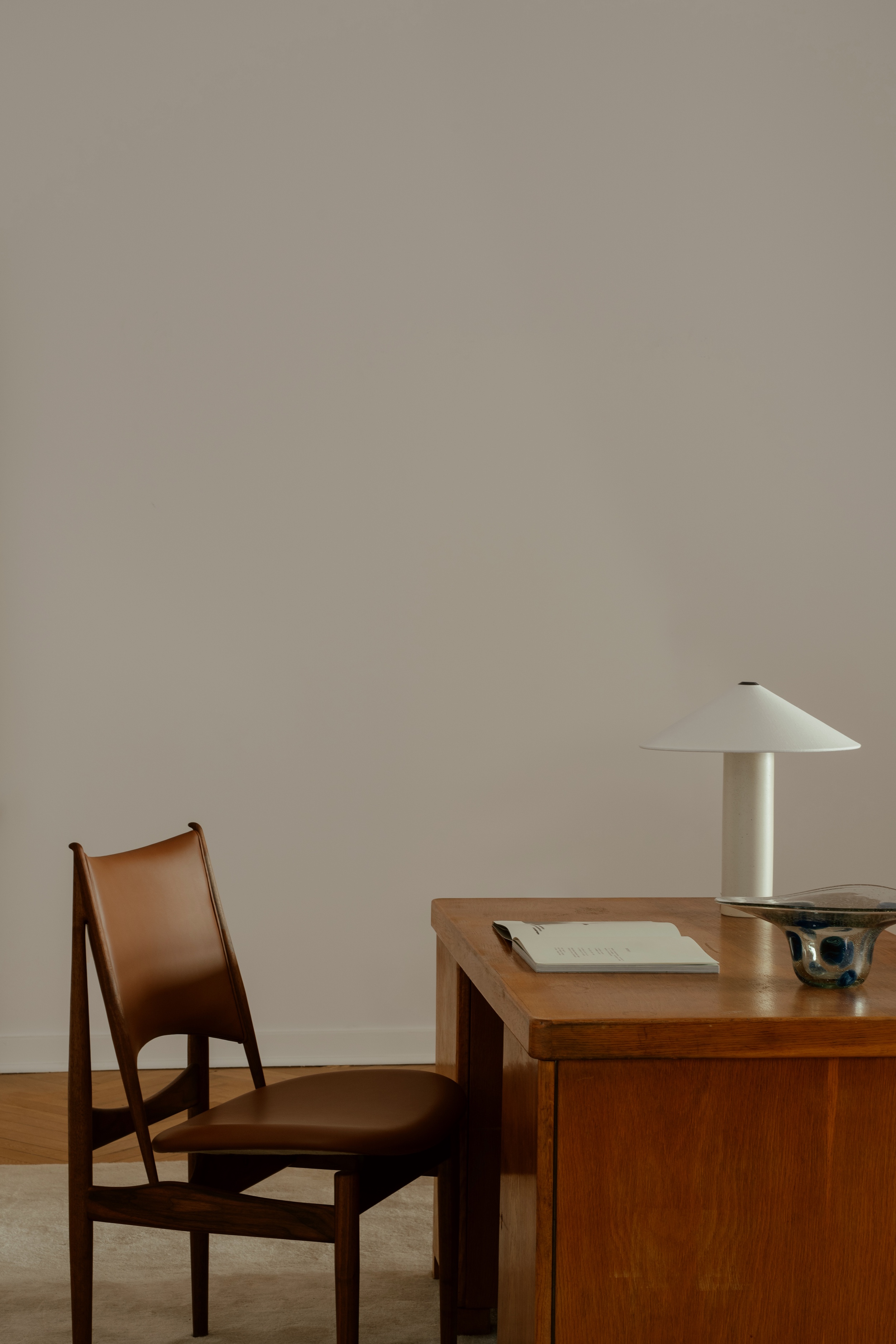 Detail of the Egyptian Chair in walnut with 'Cognac' leather. 