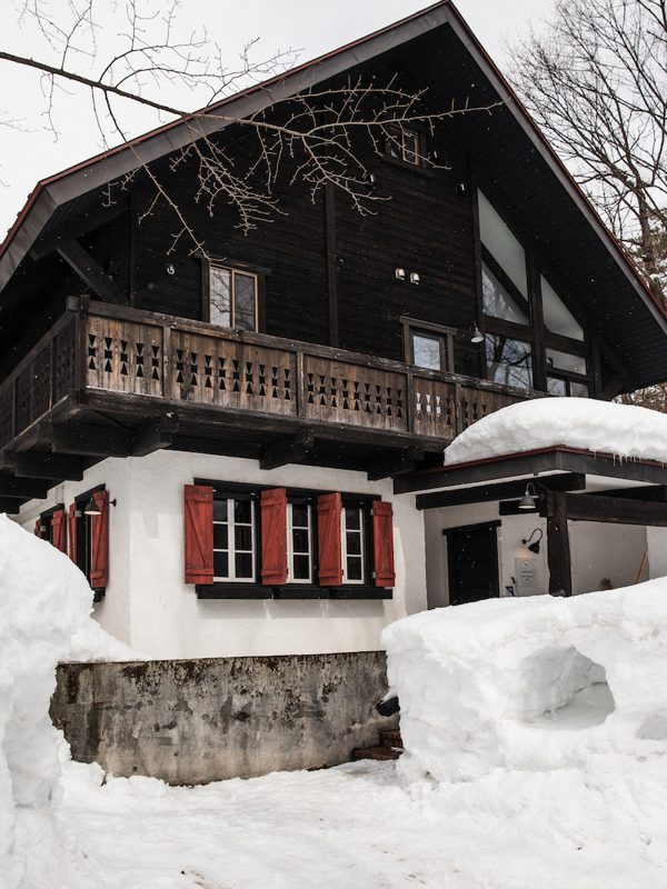 Hakuba is only three hours from Tokyo, and in addition to its slopes, is also known for the hot springs found in the area, called "Onsen" in Japanese.